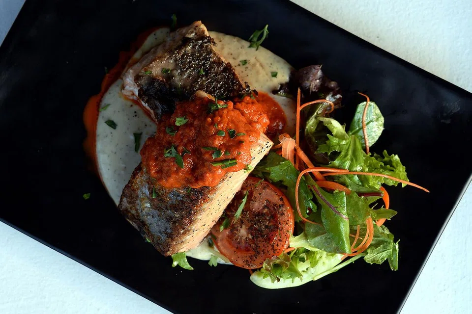 'HANDSOME' TAK?: Hidangan dinamakan Salmon Khan merupakan sajian ikan salmon segar yang dimakan dengan kentang puri dan terdapat di kafe Word.