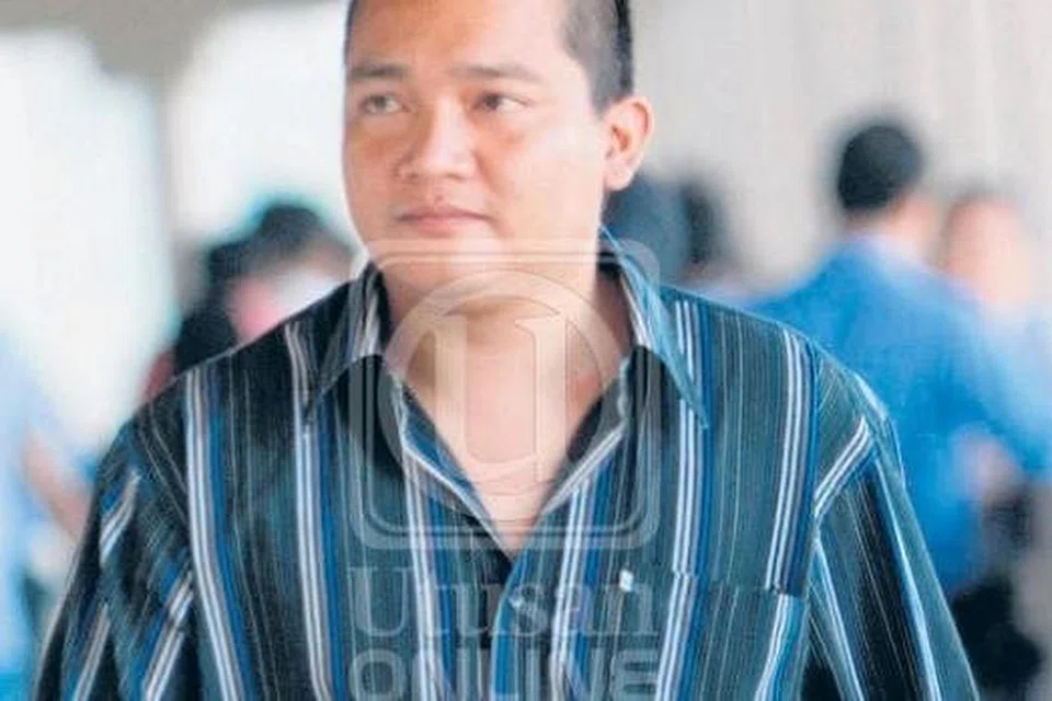 TERLIBAT DADAH: Anak lelaki tunggal kepada pelakon terkenal, Allahyarham Azean Irdawaty itu ditahan semasa menaiki sebuah kereta dalam satu sekatan jalan raya di hadapan sebuah stesen minyak di Pagoh, dekat sini, pukul 1.40 pagi ini. - Foto