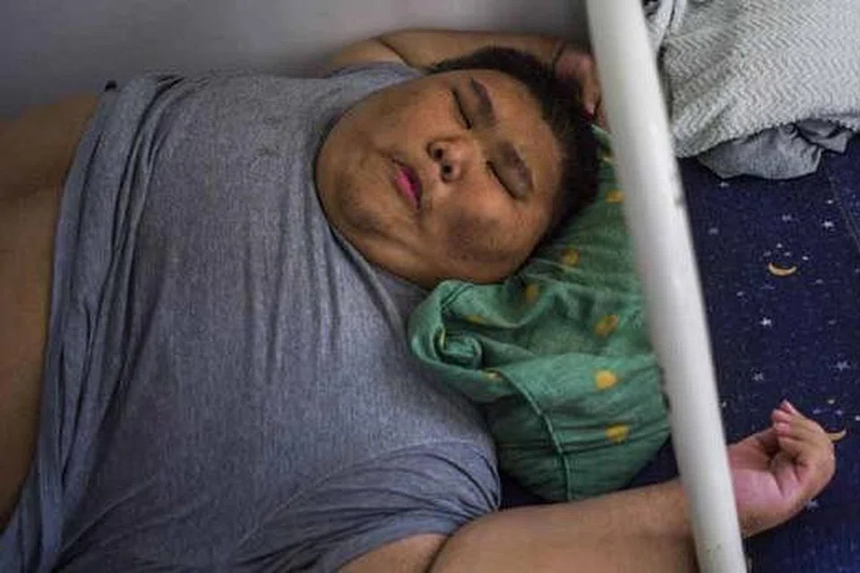 LEBIH MAKAN: Tidur yang terganggu boleh mempengaruhi apa yang dimakan dan pilihan makanan, yang kemudian boleh menjejas kesihatan golongan dewasa dan kanak-kanak dalam jangka panjang. - Foto AFP