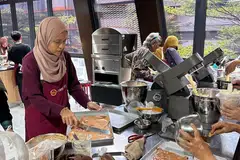 Pelanggan dan pembaca BH tekun mempelajari teknik membuat kek tapak kuda kegemaran ramai. 