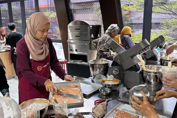 Pelanggan dan pembaca BH tekun mempelajari teknik membuat kek tapak kuda kegemaran ramai. 