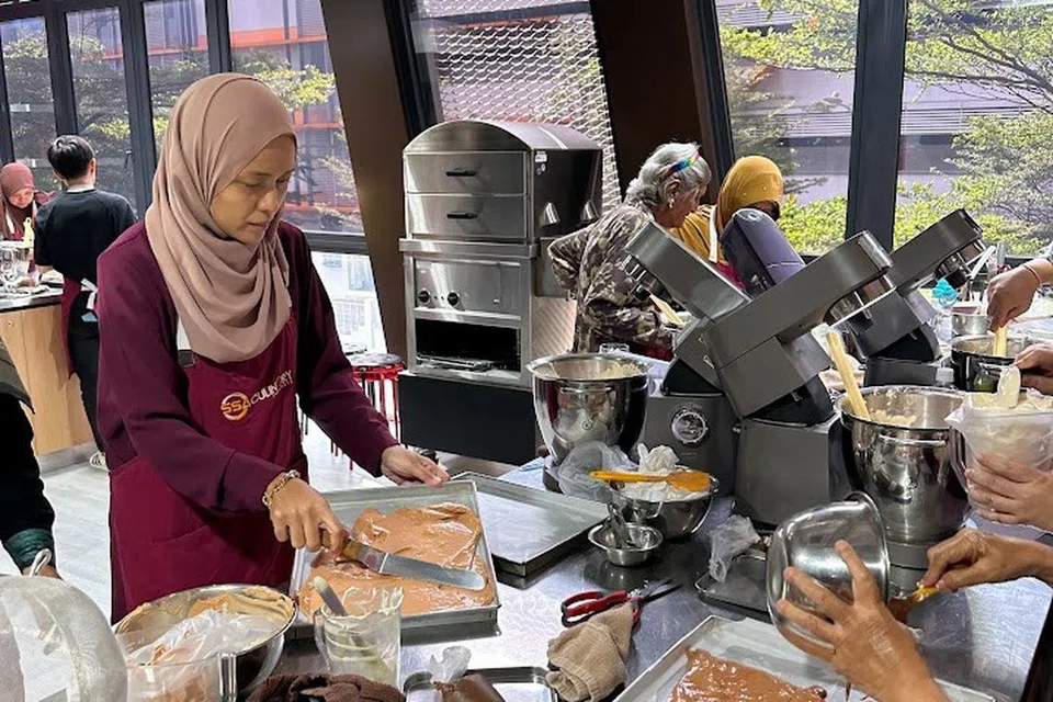 Pelanggan dan pembaca BH tekun mempelajari teknik membuat kek tapak kuda kegemaran ramai. 