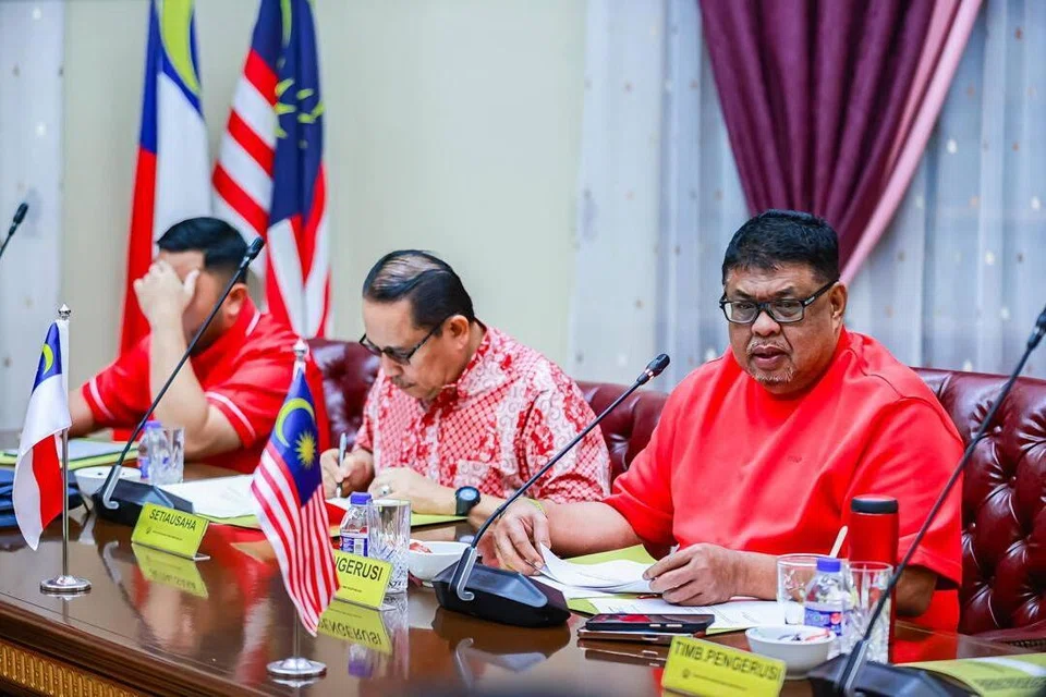 Pengerusi BN Melaka merangkap Ketua Menteri Melaka, Datuk Seri Ab Rauf Yusoh (kanan), ketika mempengerusikan Mesyuarat Umno Melaka, untuk menyelaras gerak kerja tersusun untuk menghadapi PRN Melaka ke-16, pada 14 November depan.