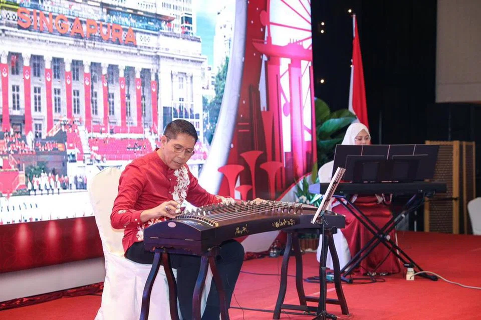 PERSEMBAHAN KHAS DUET: Dr Maliki Osman dan isterinya, Cik Sadiah Shahal, menyampaikan persembahan instrumental duet dengan memainkan ‘guzheng’ dan piano di majlis meraikan Hari Kebangsaan Singapura di Batam.