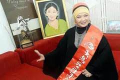 PENGIKTIRAFAN ANTARABANGSA: Cik Som Said menerima Anugerah Ibu Ideal di Festival Ibu Ideal Antarabangsa Keempat di Universiti Kahirah, Mesir. - Foto JOHARI RAHMAT
