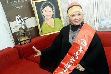PENGIKTIRAFAN ANTARABANGSA: Cik Som Said menerima Anugerah Ibu Ideal di Festival Ibu Ideal Antarabangsa Keempat di Universiti Kahirah, Mesir. - Foto JOHARI RAHMAT