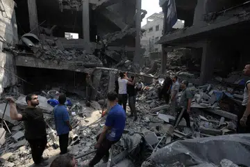 KESAN SERANGAN: Beberapa warga Palestin mencari anggota keluarga yang terbenam di bawah sebuah bangunan yang runtuh menyusuli serangan udara Israel ke kawasan utara Gaza pada Sabtu. 
