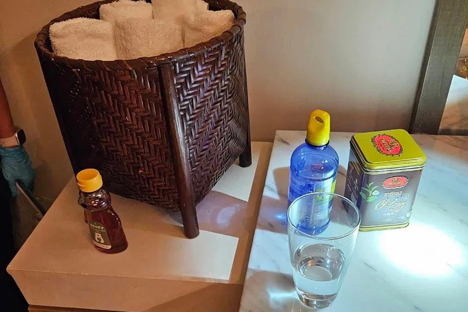 Gambar yang diedarkan oleh Polis Diraja Thai menunjukkan minuman yang ditinggalkan dalam bilik hotel tempat enam orang yang didapati maut. Kematian dipercayai berpunca daripada racun sianida.