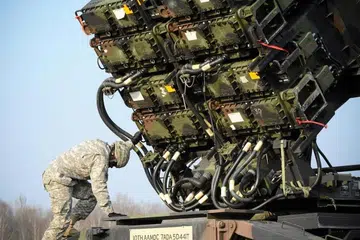 PERIKSA SENJATA: Seorang askar Amerika Syarikat sedang memeriksa bateri pertahanan peluru berpandu Patriot. Jepun pada 22 Disember, membenarkan penjualan peluru berpandu pemintas Patriot kepada Amerika. 