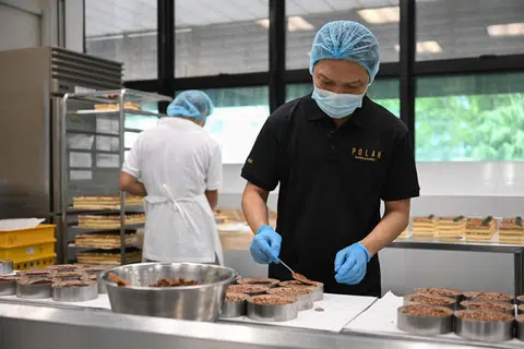 RAIH MANFAAT LATIHAN: Seorang pengurus pengeluaran dari jabatan rantaian bekalan di Polar Puffs & Cakes, Encik Albert Aw, manfaatkan pelbagai program latihan sepanjang 34 tahun bekerja di syarikat itu.