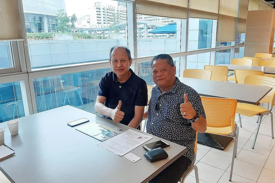 TENAGA DI SEBALIK PERTARUNGAN: Bekas pemain skuad nasional, Razali Rashid (kiri), dan usahawan setempat, Mohd Rosechan Klamon (kanan), sependapat perlawanan persahabatan yang dirancangkan itu akan mendapat sambutan hangat kerana nama-nama bekas pemain Singapura masih diingati penyokong di Indonesia. - Foto BM oleh ANWAR YAHYA
