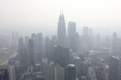 Ibu kota Malaysia, Kuala Lumpur, diselubungi jerebu pada 12 Ogos dek asap kebakaran hutan dari Indonesia.