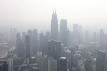 Ibu kota Malaysia, Kuala Lumpur, diselubungi jerebu pada 12 Ogos dek asap kebakaran hutan dari Indonesia.