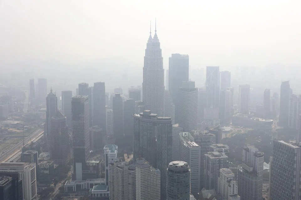 Ibu kota Malaysia, Kuala Lumpur, diselubungi jerebu pada 12 Ogos dek asap kebakaran hutan dari Indonesia.