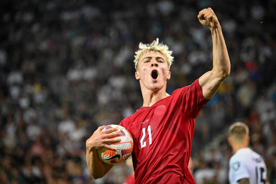 JADI REBUTAN: Pemain Denmark Rasmus Hojlund meraikan gol yang dijaringkannya bagi Denmark semasa perlawanan kelayakan Kejohanan Eropah (Euro) 2024 dengan Slovenia. Pemain muda itu kini menjadi rebutan dalam kalangan kelab-kelab terkemuka di Eropah, termasuk PSG dan Manchester United.