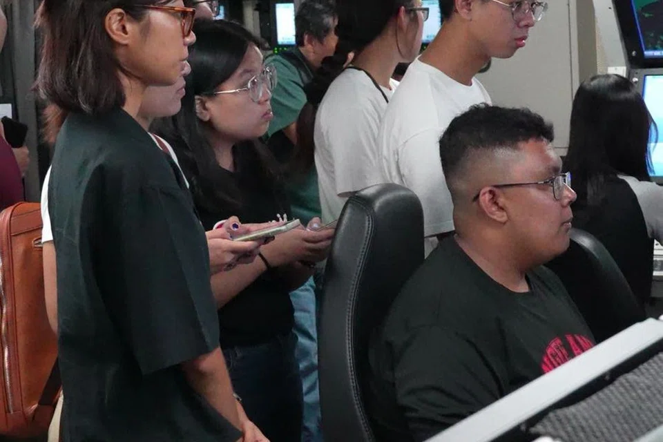 BILIK KAWALAN MESIN: Peserta turut belajar cara mengenal pasti kapal yang sedang berlayar.