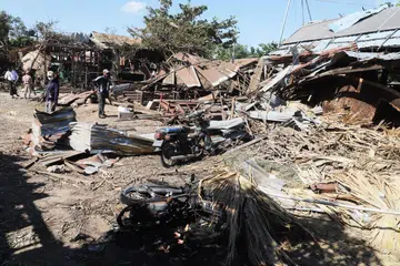 Para penduduk meninjau rumah-rumah yang musnah akibat pengeboman oleh tentera Myanmar di Tabayin, di wilayah Sagaing, pada 6 Disember 2025.