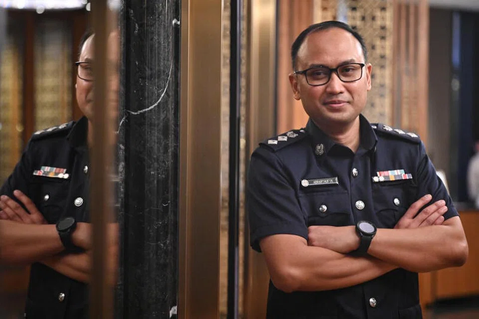 Superintenden 1A, Encik Abrartaufik Jasmani, telah terlibat secara sukarela dalam perkhidmatan parakaunseling di Pasukan Polis Singapura (SPF) sejak 2005. 