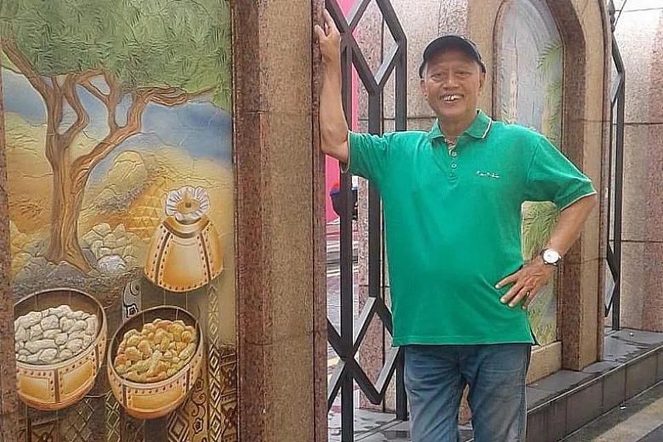 MANGSA BUANGAN SAMPAH DARI TEMPAT TINGGI: Encik Nasiari Sunee rebah setelah terkena botol yang dibuang dari tempat tinggi. Beliau dikejarkan ke SGH, di mana beliau meninggal dunia pada Isnin (19 Ogos). -Foto ihsan NAS SURIATI NASIARI.