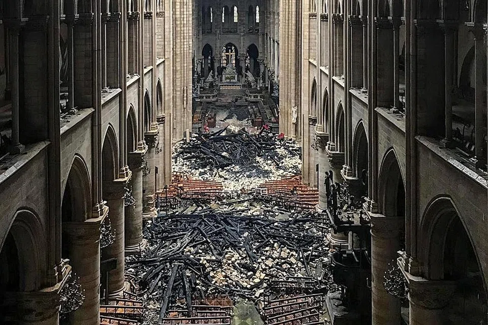 KEROSAKAN BESAR: Kelihatan kawasan dalaman Katedral Notre-Dame yang rosak selepas kebakaran yang berlaku di bangunan penuh bersejarah itu. - Foto AFP