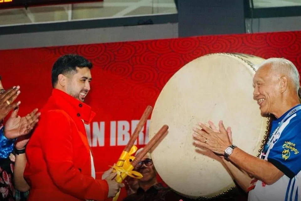 Tunku Temenggong Johor, Tunku Idris Iskandar Sultan Ibrahim (dua dari kanan), memukul gendang tanda merasmikan perarakan dan Pesta Chingay di Johor Bahru, Johor, pada malam 18 Februari.