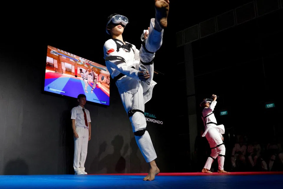 WAKIL NEGARA: Nigel Tan beraksi dalam acara taekwondo maya semasa menentang rakan sepasukan Alexander Tang  di Minggu E-Sukan Olimpik.    