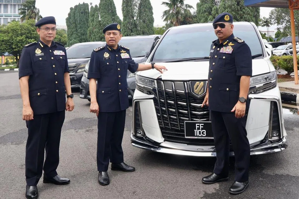 Ketua Pengarah Jabatan Pengangkutan Jalan (JPJ), Datuk Aedy Fadly Ramli (tengah), menunjukkan antara kereta mewah yang dijadikan sebagai teksi haram dan dirampas JPJ dalam Operasi Kenderaan Sapu di Lembah Klang, pada awal September.