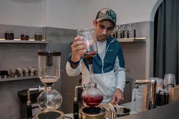 PERKENAL KONSEP UNIK: Cawangan kedua Tarik by Ali Redha  menawarkan teh dan kopi yang disediakan menggunakan sifon.