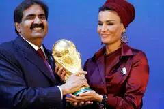 Foto fail merakam mantan Amir Qatar, Sheikh Hamad bin Khalifa Al Thani, bersama isterinya, Sheikha Mozah binti Nasser, dengan replika trofi Piala Dunia Fifa selepas Qatar diumumkan sebagai tuan rumah Piala Dunia Fifa 2022 di Zurich, Switzerland, pada 2 Disember 2010.