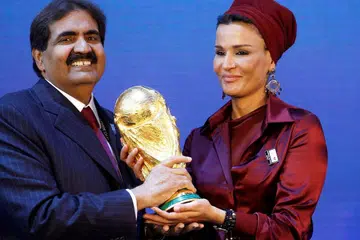 Foto fail merakam mantan Amir Qatar, Sheikh Hamad bin Khalifa Al Thani, bersama isterinya, Sheikha Mozah binti Nasser, dengan replika trofi Piala Dunia Fifa selepas Qatar diumumkan sebagai tuan rumah Piala Dunia Fifa 2022 di Zurich, Switzerland, pada 2 Disember 2010.