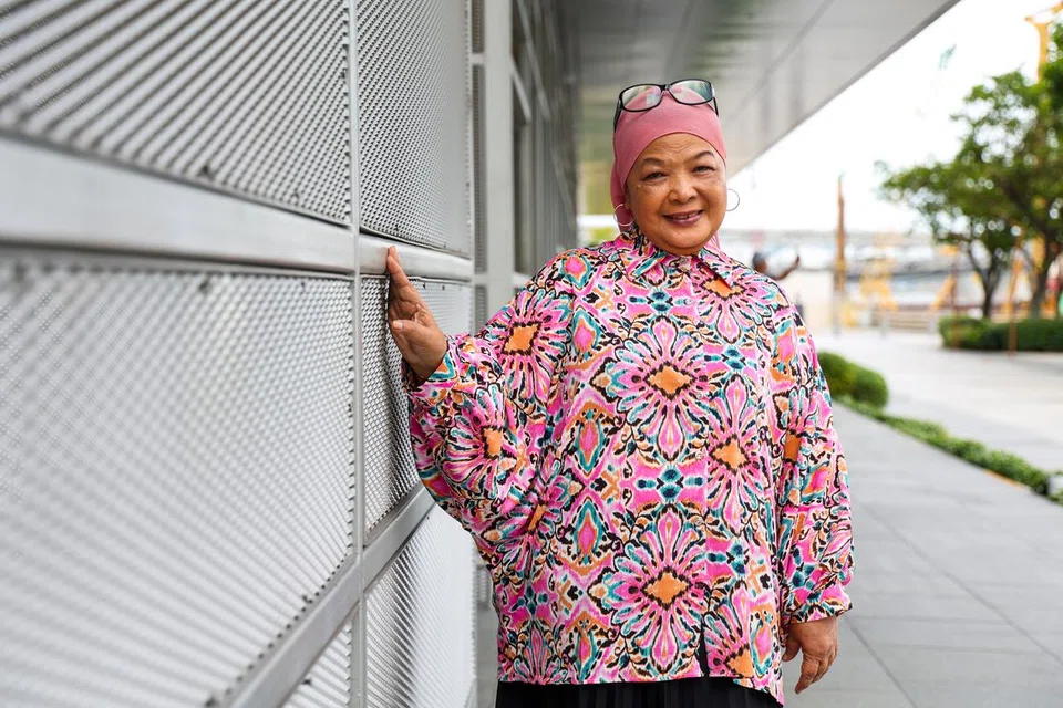 Pengasas Sri Warisan, yang juga penerima Pingat Budaya, Majlis Seni Kebangsaan (NAC), Cik Som Said, berkata skim Pas Budaya SG sangat berguna kerana ia memberikan kredit lumayan sebanyak $100 buat orang ramai untuk menghadiri acara seni.
