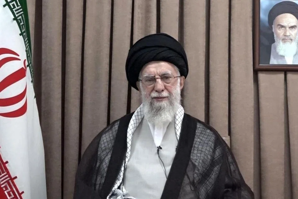 Pemimpin Tertinggi Iran, Encik Ayatollah Ali Khamenei, telah menangguhkan komunikasi elektronik bagi menyukarkan usaha menjejaknya.