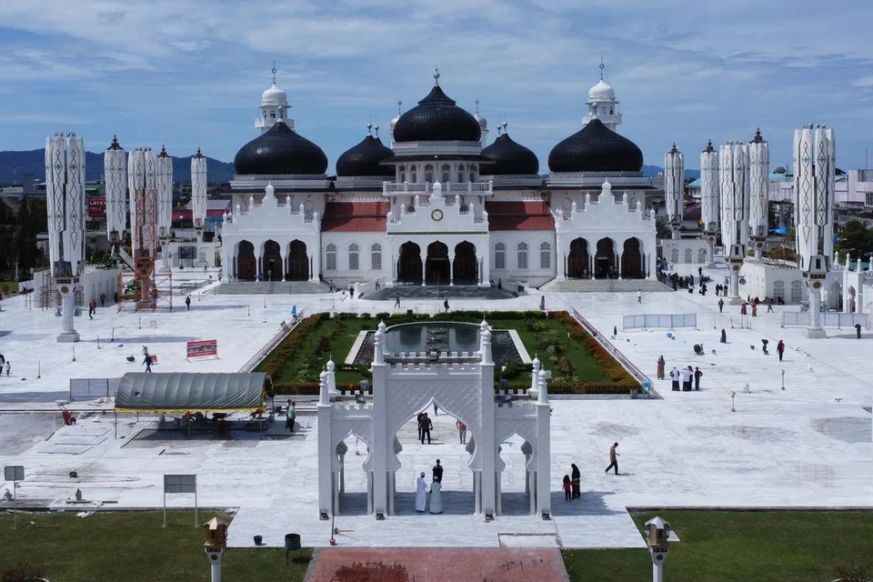 Masjid Raya Baiturrahman megah berdiri di Banda Aceh, meski dibadai ombak tsunami pada 2004.