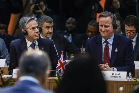 Setiausaha Negara Amerika Syarikat, Encik Antony Blinken (kiri) dan Menteri Luar United Kingdom, Encik David Cameron, menyertai Mesyuarat Menteri Luar Kumpulan 20 atau G20 di Rio de Janeiro, Brazil, pada 21 Februari.