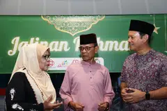 Ibu tunggal anak istimewa, Cik Jainah Awang, berkongsi rasa syukurnya dengan adanya program ‘Jalinan Rahmah’ bersama sukarelawan MAEC Marsiling, Encik Mohd Noh Tahir (tengah), dan Menteri Negara Kanan (Pertahanan merangkap Tenaga Manusia), Encik Zaqy Mohamad.
