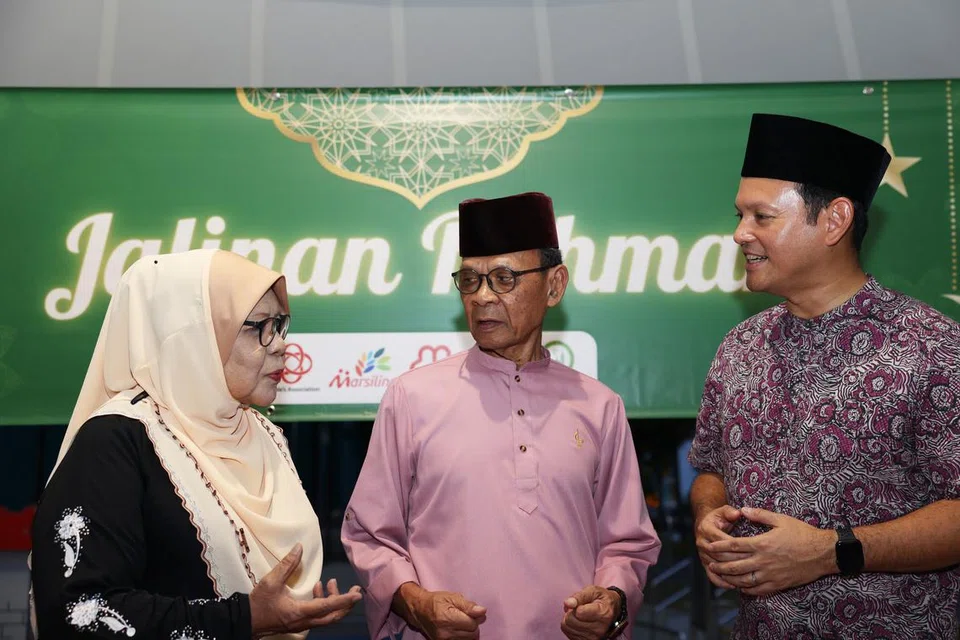 Ibu tunggal anak istimewa, Cik Jainah Awang, berkongsi rasa syukurnya dengan adanya program ‘Jalinan Rahmah’ bersama sukarelawan MAEC Marsiling, Encik Mohd Noh Tahir (tengah), dan Menteri Negara Kanan (Pertahanan merangkap Tenaga Manusia), Encik Zaqy Mohamad.