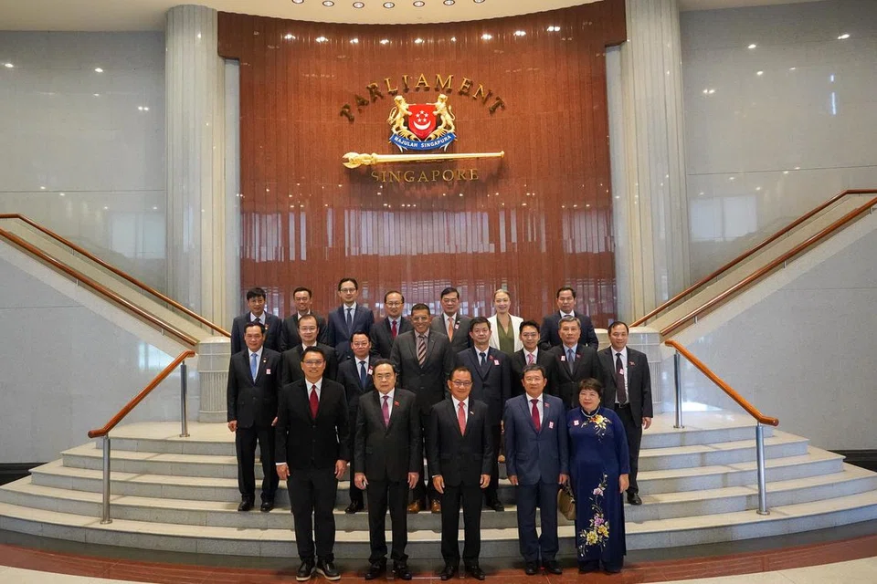 Speaker Parlimen, Encik Seah Kian Peng (tengah) dan Presiden Dewan Negara Vietnam, Encik Tran Thanh Man (dua dari kiri), bersama delegasi Singapura dan Vietnam.