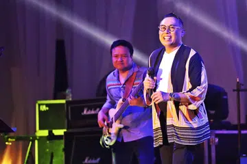 ANAK SINGAPURA BERSAHAJA: Rudy Djoe (kanan) menyalur tenaga positif dan selamba menghibur ketika terlibat dalam Pesta Jaz dan Fesyen Batam (Bajafash).