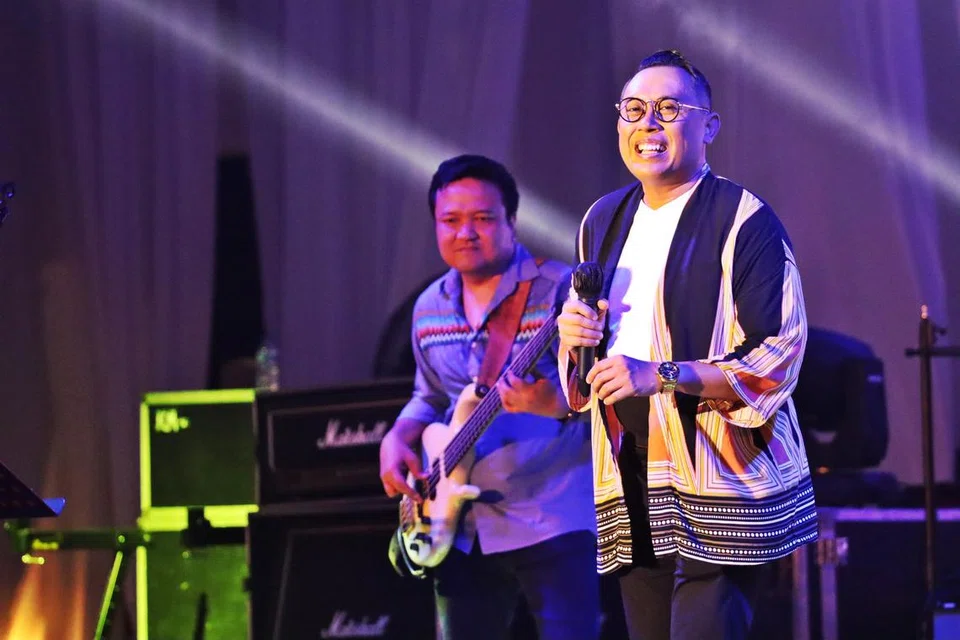ANAK SINGAPURA BERSAHAJA: Rudy Djoe (kanan) menyalur tenaga positif dan selamba menghibur ketika terlibat dalam Pesta Jaz dan Fesyen Batam (Bajafash).