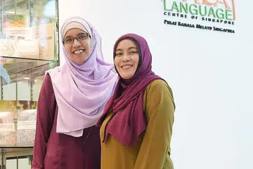 BERI KEYAKINAN:Strategi menjawab soalan kefahaman yang diperkenalkan guru Sekolah Rendah Eunos, Cik Nur Hafizah Ismail (kiri) dan Cik Roslinda Naim bertujuan membantu pelajar yang mempunyai ketidakupayaan belajar. - Foto BH oleh KHALID BABA