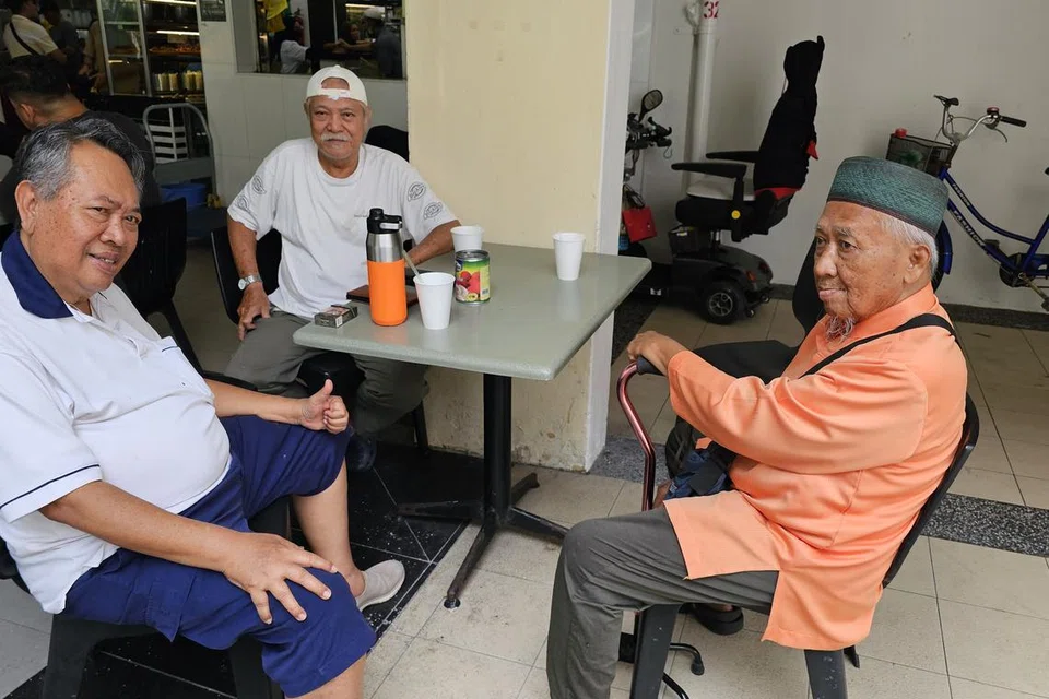Encik Rahman Mohi, 66 tahun, (kiri) yang telah tinggal di Tampines lebih 40 tahun, berkata parti penyandang di Tampines telah menyediakan prasarana dan khidmat yang baik kepada penduduk. 