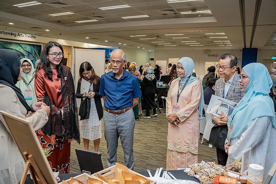 TINGKAT KEMAHIRAN: Encik Masagos Zulkifli(tengah) bersama Presiden PPIS, Cik Hazlina Abdul Halim (kiri) dan Ketua Pegawai Eksekutif PPIS, Cik Tuminah Sapawi (kanan) di Forum Karyawan Perkhidmatan Sosial PPIS pagi semalam. - Foto BH oleh NUR DIYANA TAHA
