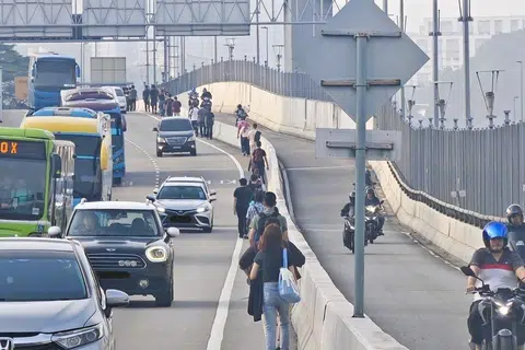 Jumlah kenderaan awam tidak dapat menampung jumlah penumpang yang ramai, menyebabkan ada dalam kalangan mereka yang bekerja di Singapura, terpaksa mengambil langkah merentas Tambak Johor dengan berjalan kaki.