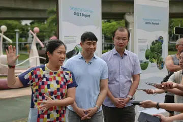 Anggota Parlimen (AP) GRC Sengkang (dari kiri) Cik He Ting Ru, Profesor Madya Jamus Lim dan Encik Louis Chua memperkenalkan Pelan Induk lima tahun Majlis Bandaran Sengkang pada 5 April di Taman Arca Sengkang. 