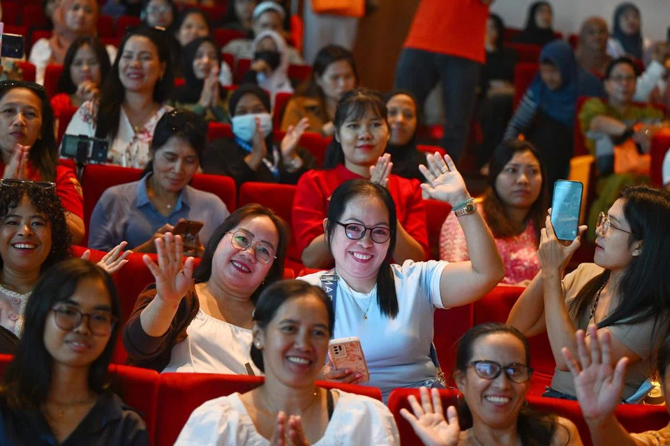 Mulai Julai 2025, pembantu rumah di Singapura berpeluang meningkatkan kemahiran komunikasi mereka melalui kelas dialek Hokkien dan Kantonis dengan 200 slot yang disediakan, dianjurkan oleh Pusat Pekerja Domestik (CDE) bersama Akademi Budaya Hokkien Huay Kuan Singapura (SHHK) dan Salvation Army.