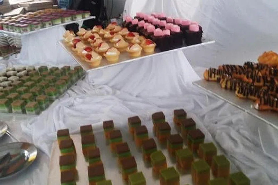 PENUTUP 'TIRAI': Sudut pencuci mulut dipenuhi pelbagai jenis kuih Melayu tradisional seperti kuih talam serta manisan Barat.- Foto FIZITA GROUP PTE LTD