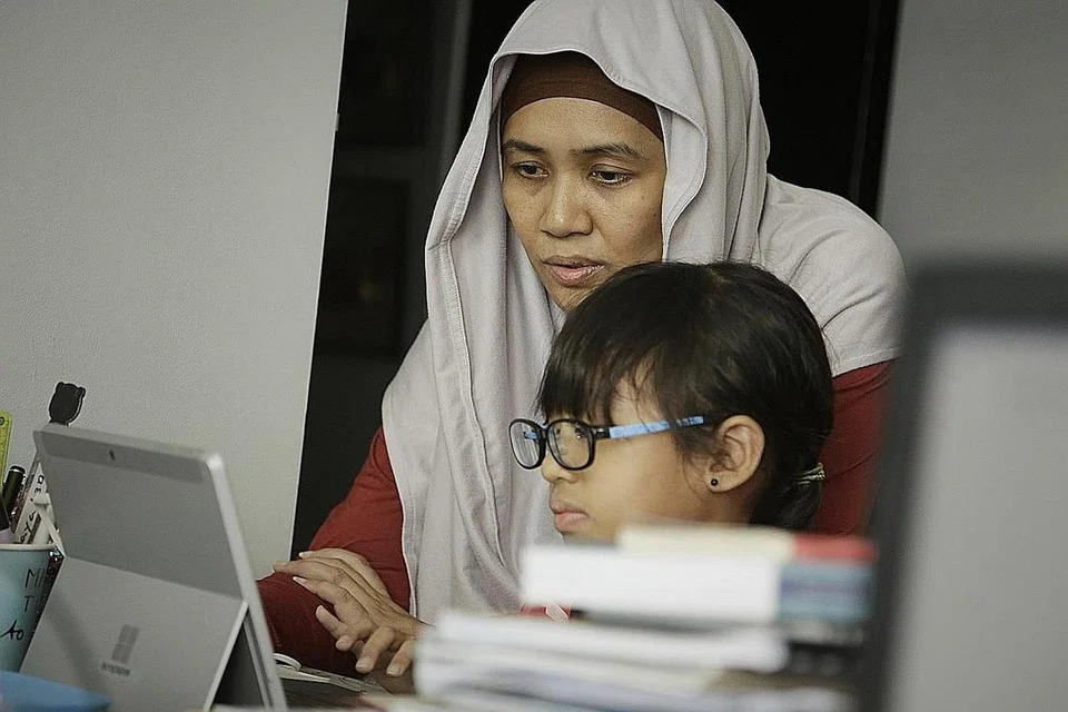 BIMBING ANAK: Cik Mas Noraini sedar bahawa anak bongsunya, Maya Shasmeen, 9 tahun lebih malu sekiranya kelemahannya terdedah kepada murid lain serta guru dan ibu bapa yang hadir dalam kelas dalam talian, oleh itu beliau membimbing anaknya bagi memupuk keyakinan diri kepadanya.