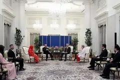 BINCANG PERKUKUH LAGI HUBUNGAN: Sultan Ibrahim Sultan Iskandar dan isteri, Raja Zarith Sofiah Sultan Idris Shah, (empat dan tiga dari kiri) bertemu Perdana Menteri Lee Hsien Loong dan isteri, Cik Ho Ching, (empat dan tiga dari kanan) di Istana. Mereka membincangkan cara mengukuhkan lagi hubungan Singapura-Johor, kata Menteri Pembangunan Negara, Encik Desmond Lee. - Foto FACEBOOK/ DESMOND LEE