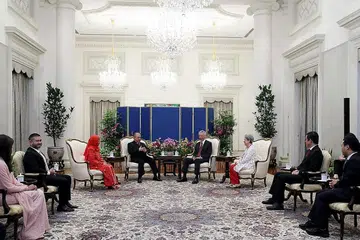 BINCANG PERKUKUH LAGI HUBUNGAN: Sultan Ibrahim Sultan Iskandar dan isteri, Raja Zarith Sofiah Sultan Idris Shah, (empat dan tiga dari kiri) bertemu Perdana Menteri Lee Hsien Loong dan isteri, Cik Ho Ching, (empat dan tiga dari kanan) di Istana. Mereka membincangkan cara mengukuhkan lagi hubungan Singapura-Johor, kata Menteri Pembangunan Negara, Encik Desmond Lee. - Foto FACEBOOK/ DESMOND LEE