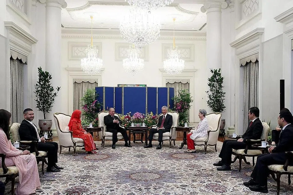 BINCANG PERKUKUH LAGI HUBUNGAN: Sultan Ibrahim Sultan Iskandar dan isteri, Raja Zarith Sofiah Sultan Idris Shah, (empat dan tiga dari kiri) bertemu Perdana Menteri Lee Hsien Loong dan isteri, Cik Ho Ching, (empat dan tiga dari kanan) di Istana. Mereka membincangkan cara mengukuhkan lagi hubungan Singapura-Johor, kata Menteri Pembangunan Negara, Encik Desmond Lee. - Foto FACEBOOK/ DESMOND LEE